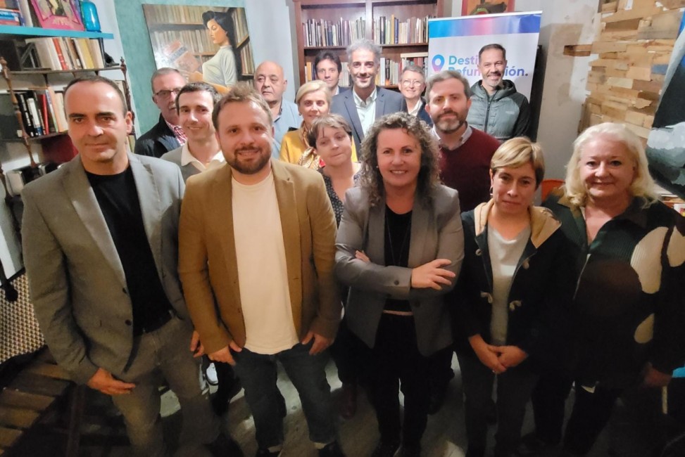 Eduardo del Pozo,  detrás de Cristina Fernández y Merche Ventura, en el acto de refundación. - 