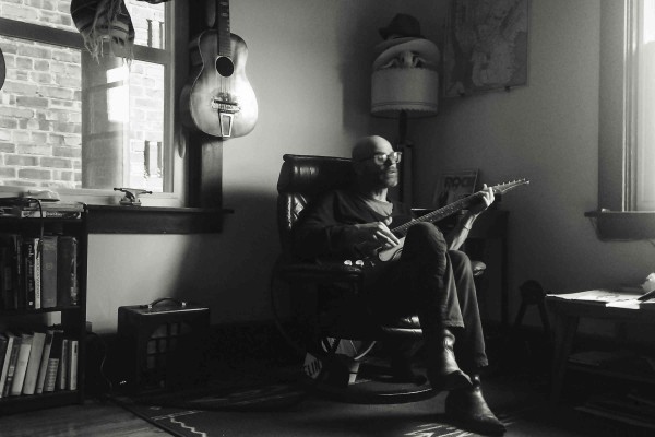 Kevin Robert Thomson, la soledad del guitarrista rock hecha poesía