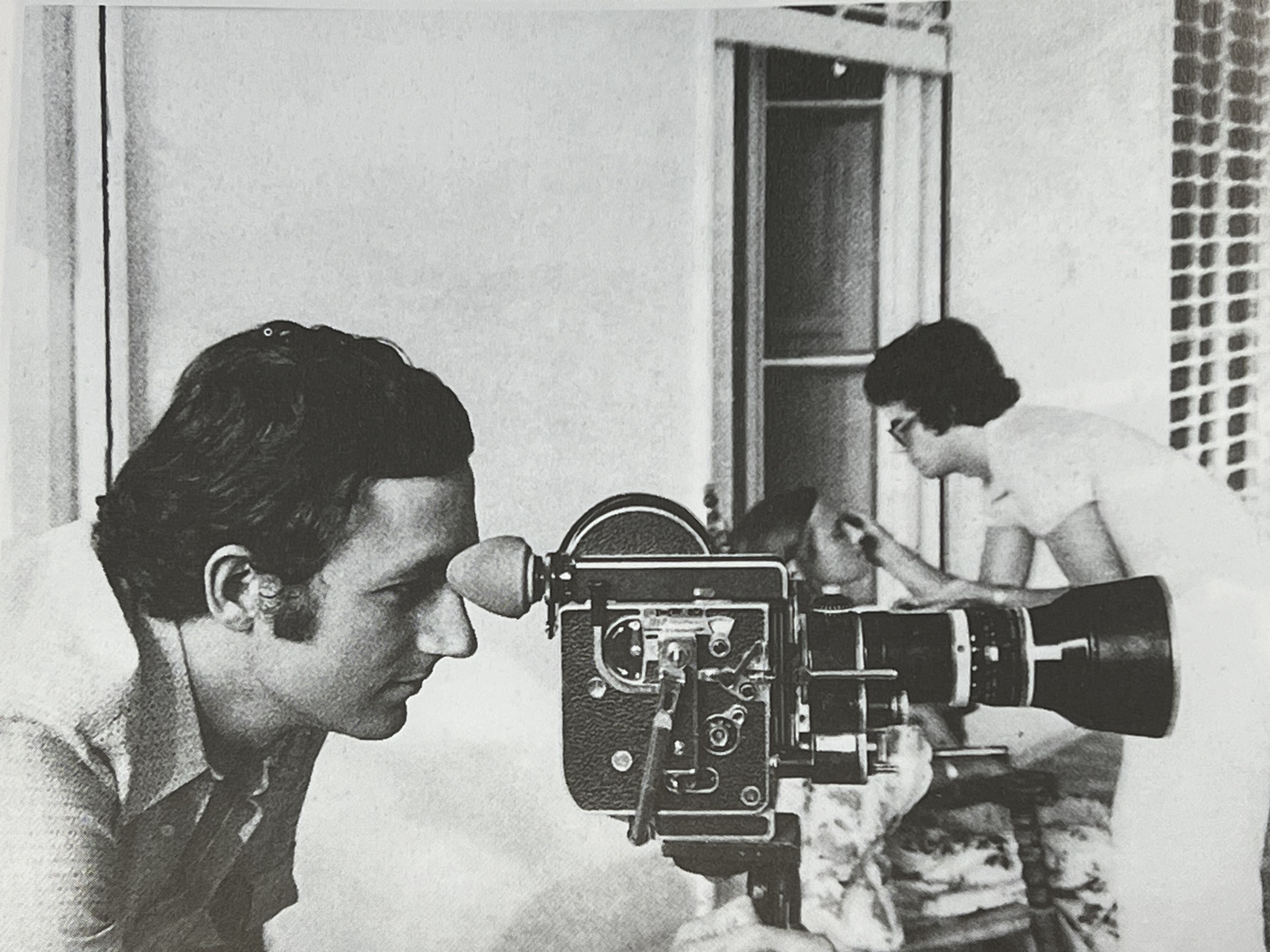 Rodaje de 'Estiuejant a la ciutat', de Juan Vergara, con Pilar Martínez y Rafa Gassent. Foto: FILMOTECA VALENCIANA - 