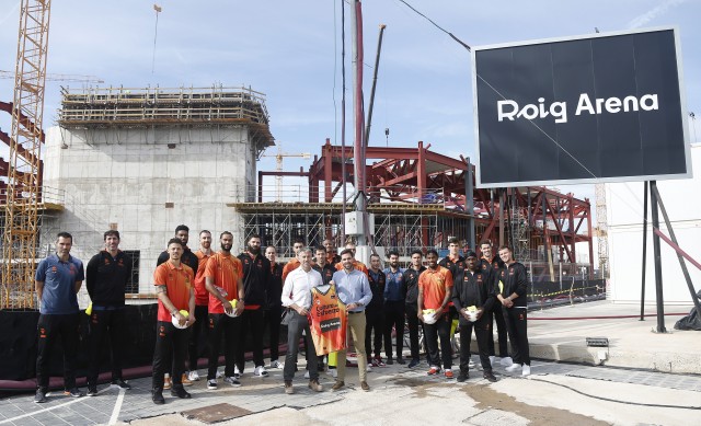 Jugadores y 'staff' del Valencia Basket visitan las obras del Roig Arena