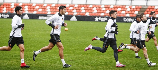 La plantilla del Valencia no salta al césped y trabaja con el vídeo