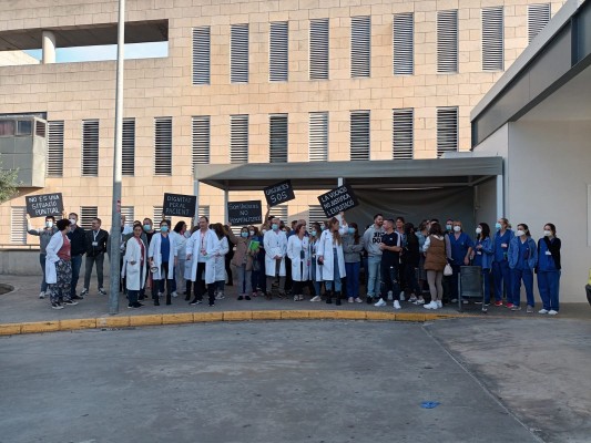 El personal de Urgencias del Hospital de la Ribera denuncia el 