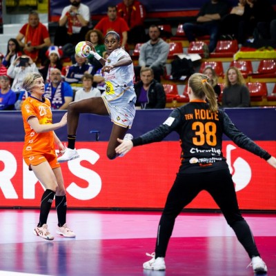 Las 'Guerreras' se aferran a sus opciones de alcanzar las semifinales (29-29)