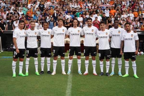 El Valencia invierte 8 millones en fichajes y vende por 52,9