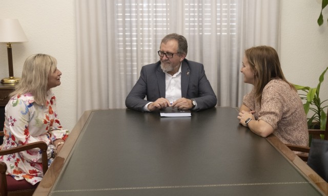 Martí destaca el esfuerzo de los médicos para atender las necesidades de los pueblos de interior