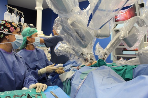 Sanidad licita cinco equipos de cirugía robótica para hospitales por 14 millones de euros