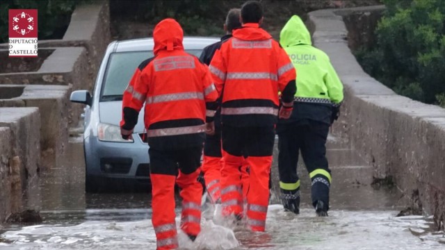 La Guardia Civil rescata a los ocupantes de un autobús escolar atrapado por la lluvia en Alquerías