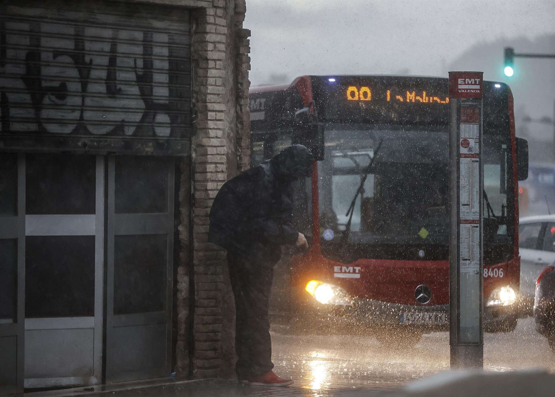 La lluvia desborda un barranco en Manises y obliga a cerrar la pista de aterrizaje del aeropuerto