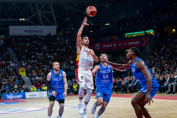 España supera a Italia en la prórroga y encarrila la clasificación
