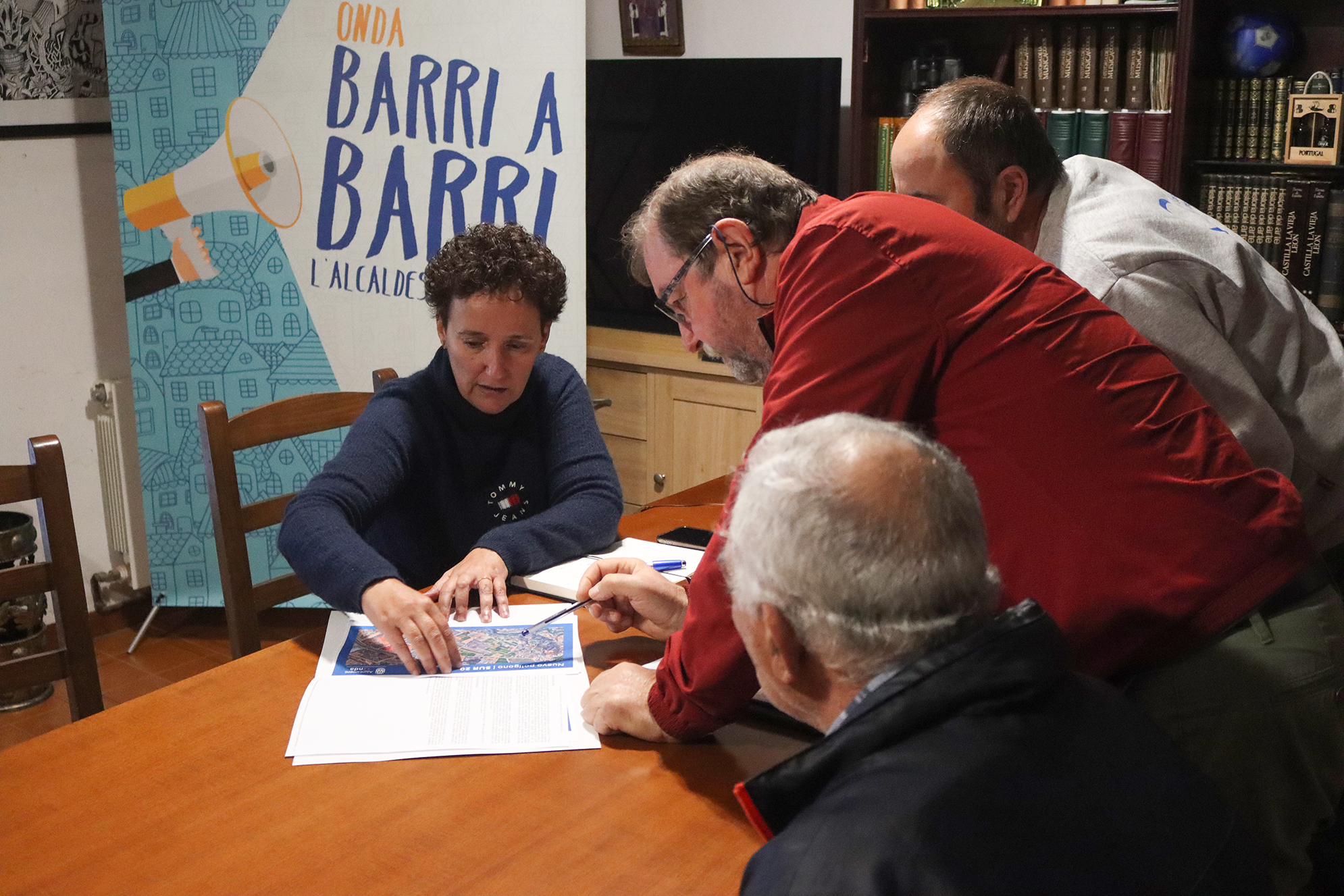 Ballester recoge las peticiones de mejora que los vecinos del Camí Fondo piden para Onda