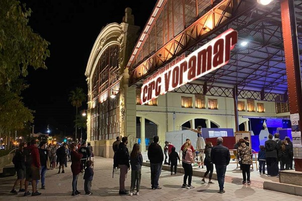 La Marina transforma el Tinglado 2 en un circo 