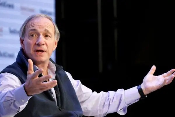 Ray Dalio, gurú de Wall Street, afloja su presión bajista sobre BBVA y Banco Santander