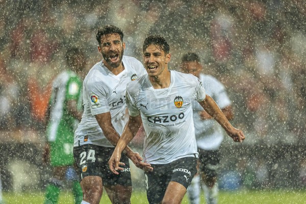 Un gran Valencia desata la tormenta perfecta en Mestalla