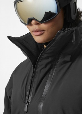 La nueva colección Beloved Ski de Helly Hansen incorpora la Nora Long Insulated Jacket, la chaqueta de esquí eco más cálida y resistente para mujer