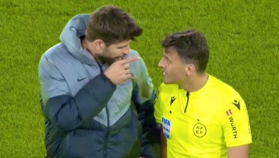 Piqué, al árbitro según el acta: 