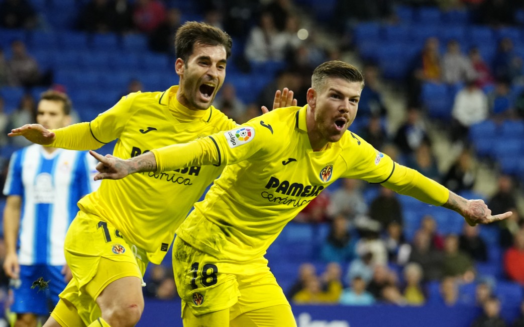 Manu Trigueros y Alberto Moreno celebran el gol de la victoria. Foto: EFE / ENRIC FONTCUBERTA - 