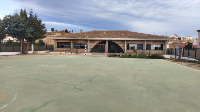 El Toro ofrece 100 euros al mes por niño a familias para salvar su escuela