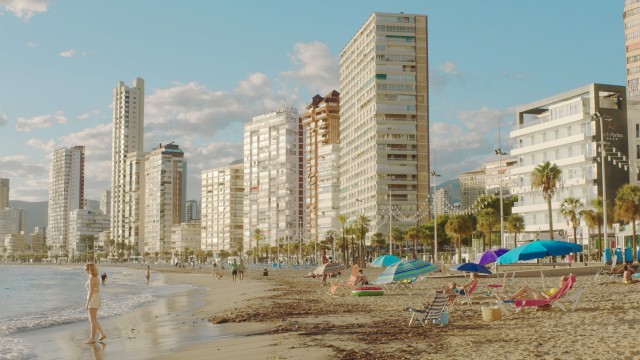 Sylvia Plath y Belén Esteban comparten sombrilla en Benidorm