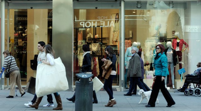 Las grandes superficies de Alicante esperan 300.000 compradores durante el puente