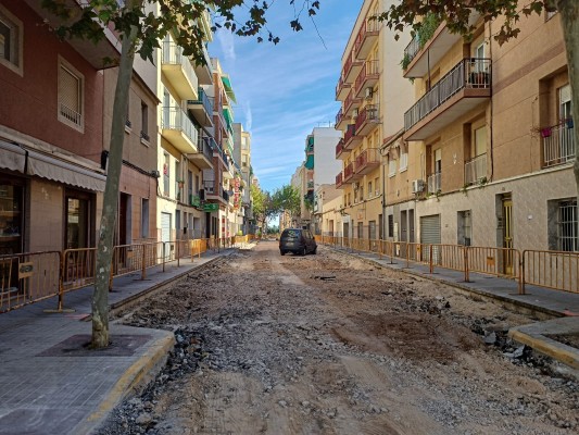 Vecinos de Elche, hastiados por la peatonalización en Carrús: nueve meses de obras, sin aparcamiento ni vados 