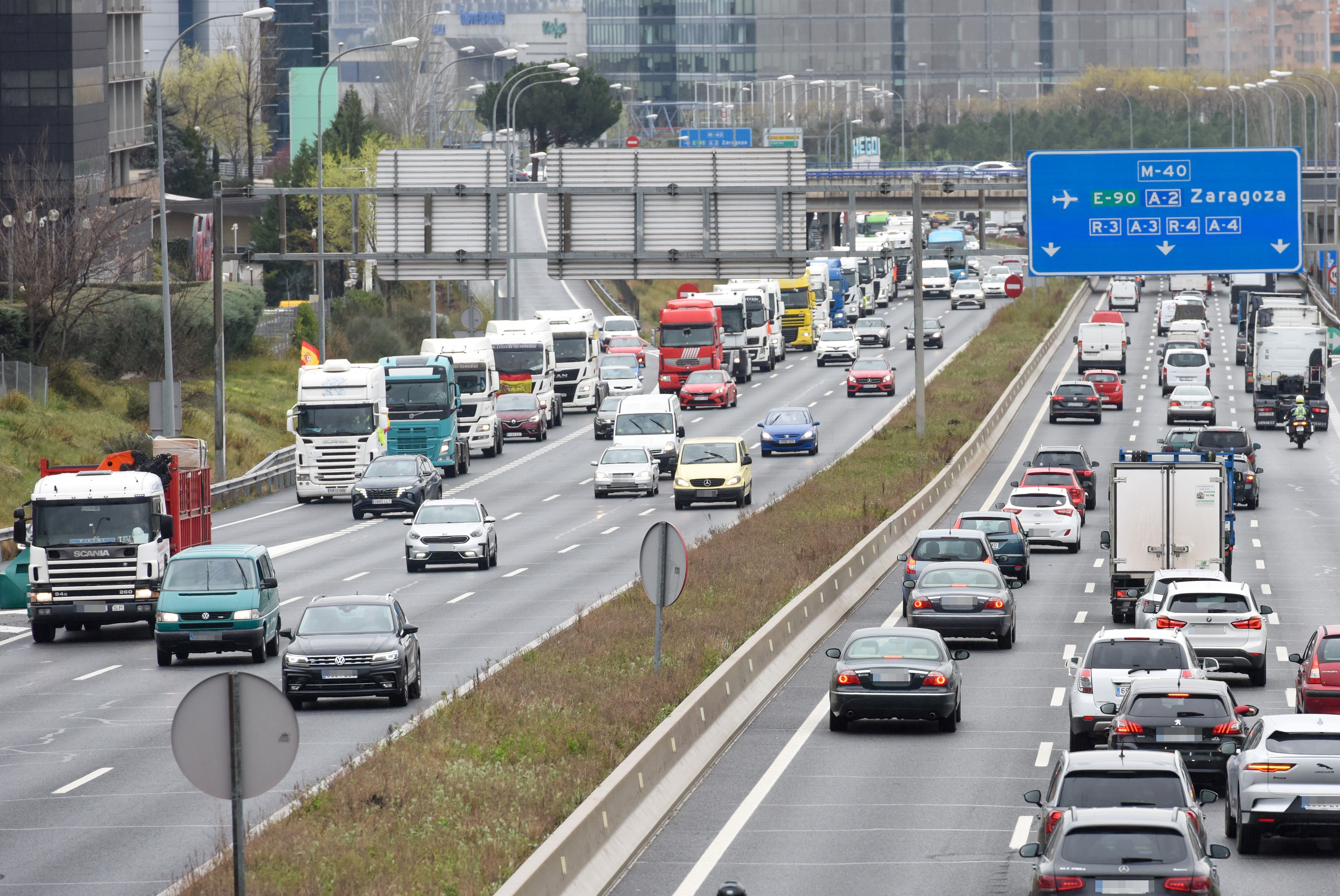 Asovaltra y FVET decidirán este miércoles si secundan el paro del transporte