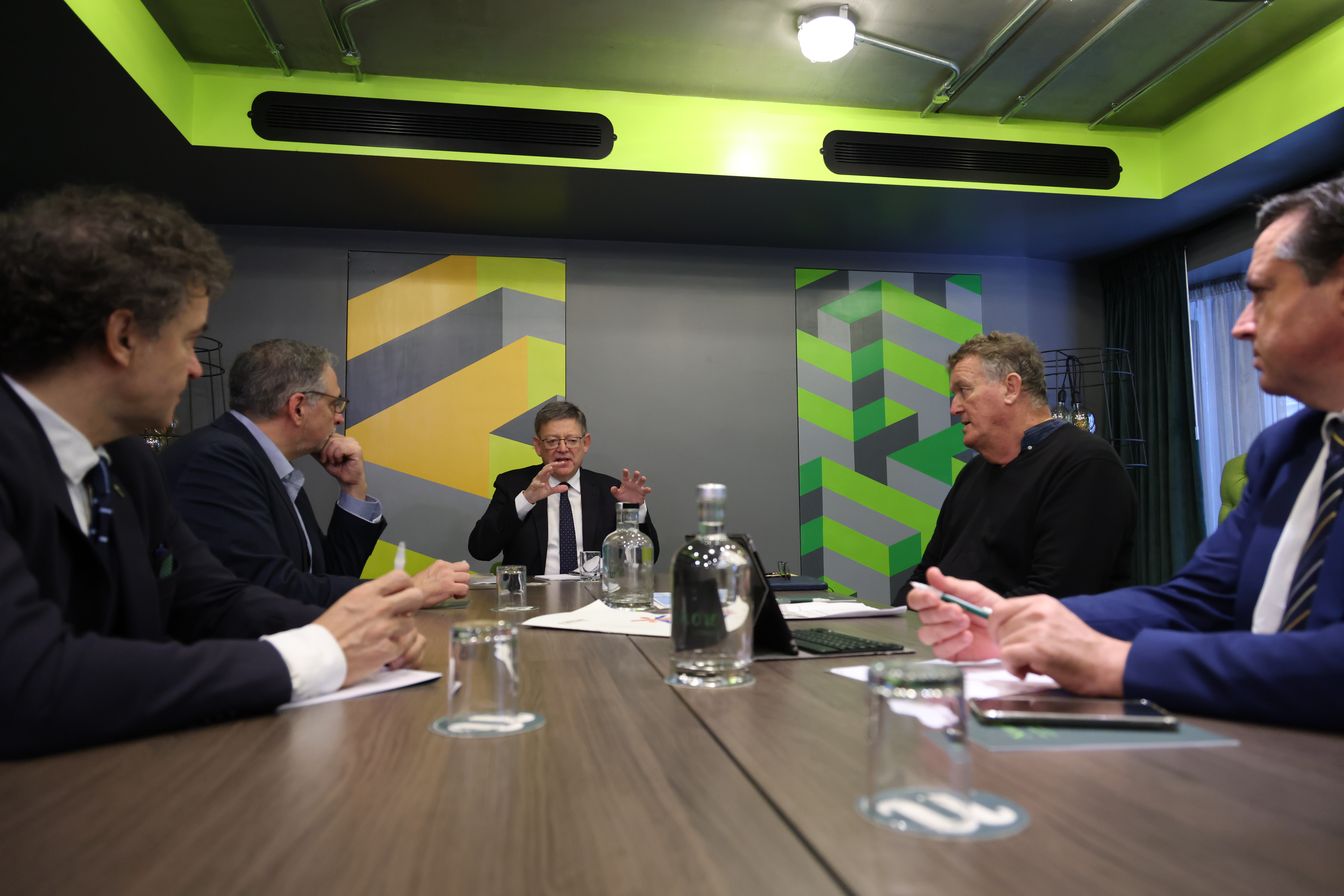 El presidente de la Generalitat, Ximo Puig, durante el encuentro con representantes de la productora King Bert. - 