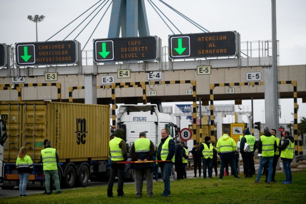 La industria se prepara para evitar falta de stock por el paro de los transportistas 