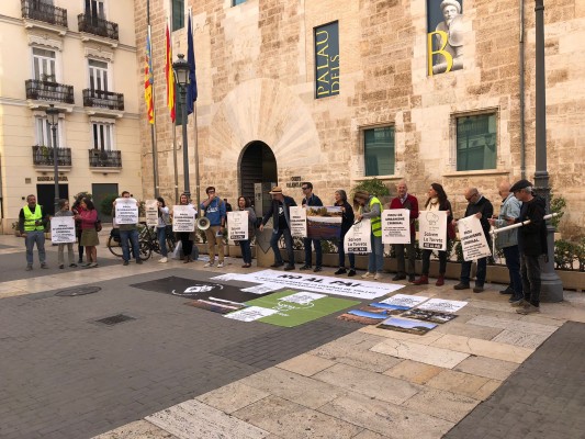 Vecinos de Godella se manifiestan en Les Corts contra las obras en el bosque de la Torre del Pirata