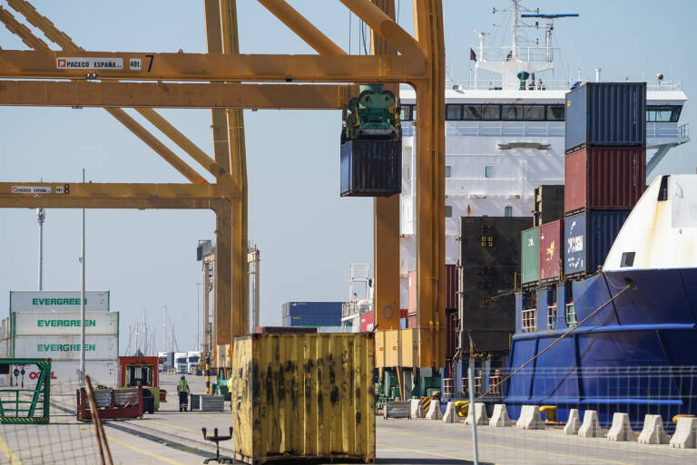 La caída de los fletes y la volatilidad de los costes energéticos anticipan una fase de recesión global