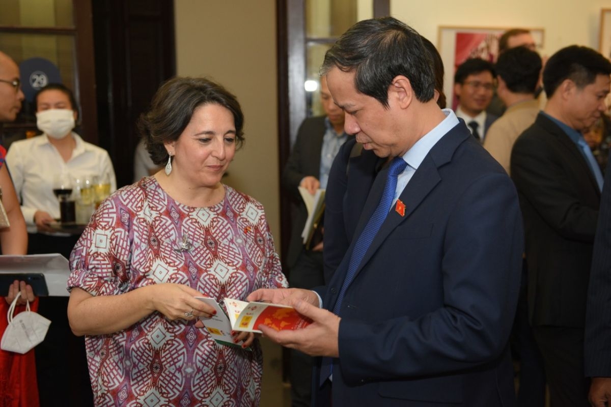 La Embajada de España en Hanói organiza una exposición que rinde tributo a las contribuciones de las mujeres en España y Vietnam
