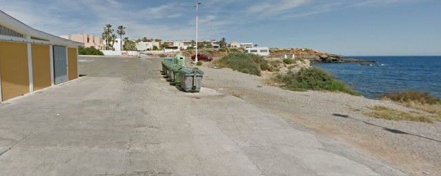 Los vecinos de Cabo de Palos se movilizan y recogen firmas contra la construcción del restaurante junto al acantilado