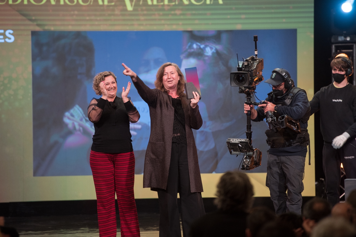 Giovanna Ribes, recibiendo el Premi d'Honor de los Berlanga, de mano de la consellera Raquel Tamarit. Foto: RAFA MOLINA - 