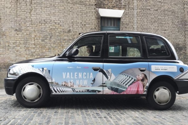 València se pasea por las calles de Londres: 50 taxis 'atraerán' al turista británico a la ciudad 