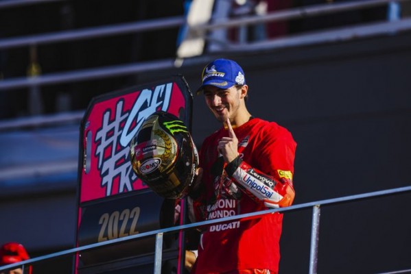 Rins, Acosta y Guevara firman dominio español, Bagnaia y Fernández campeones
