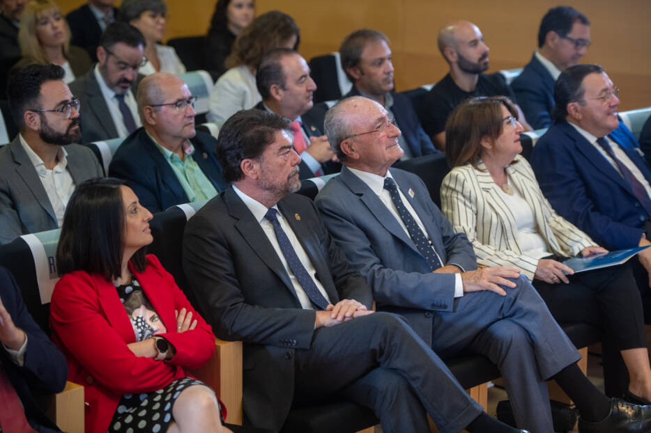 L consellera Rebeca Torró; Luis Barcala;  el alcalde de Málaga, Francisco de la Torre y la rectora de la UA, Amparo Navarro. Foto RAFA MOLINA - 