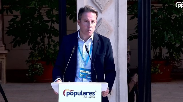 El exregidor de Lorca Fulgencio Gil asume el reto de recuperar la Alcaldía para el PP con mayoría absoluta