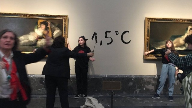 Dos jóvenes se pegan a 'Las Majas' de Goya