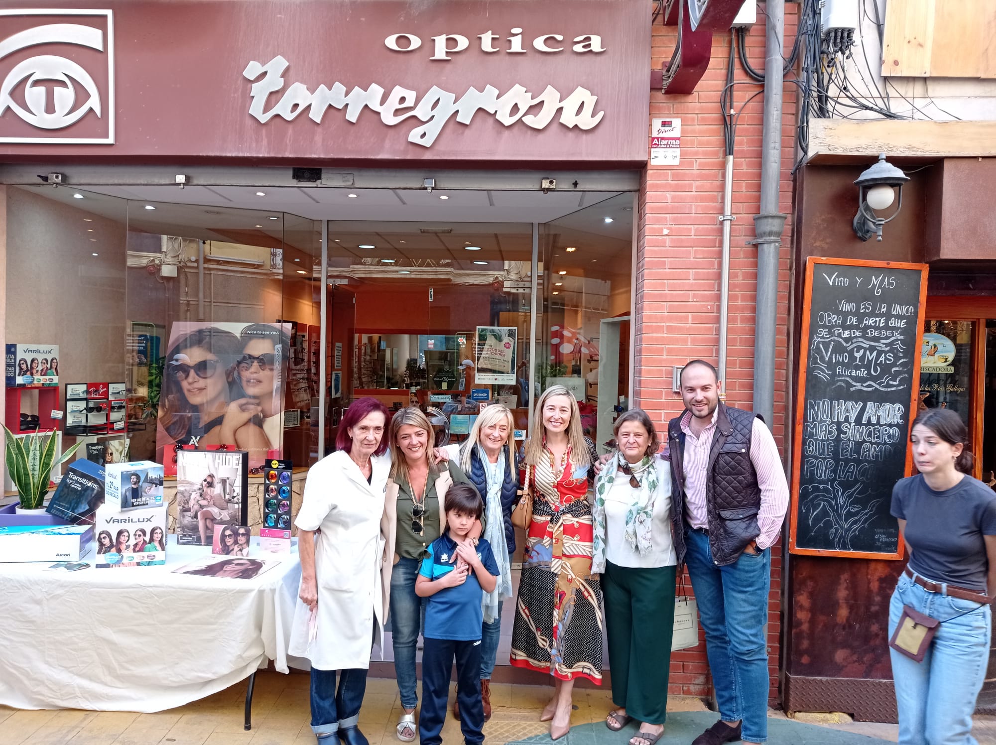 Cientos de personas acuden a ‘Botigues al Carrer’ y realizan las compras en el comercio local de Alicante