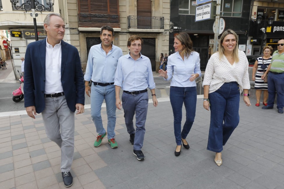Alberto Fabra y Marta Barrachina, en cada extremo, durante la visita de Almeida a Castelló. - 