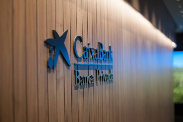 Las bancas privadas del Banco Santander y CaixaBank, premiadas por 'The Banker'