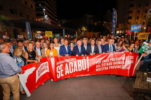 'Se acabó': 1.500 personas protestan contra el Gobierno por el trato de los PGE a Alicante 