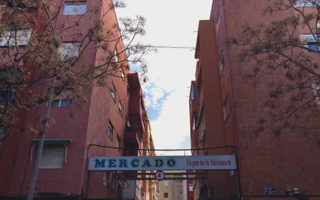 Singularidad y decadencia en el mercado de la Valvanera: los fragmentos entre bloques de la era Macosa