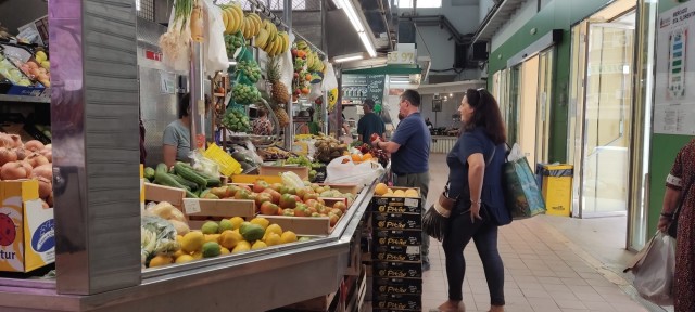 Comercio busca promotor que acondicione el aparcamiento y dos pasillos del mercado Santa Florentina

