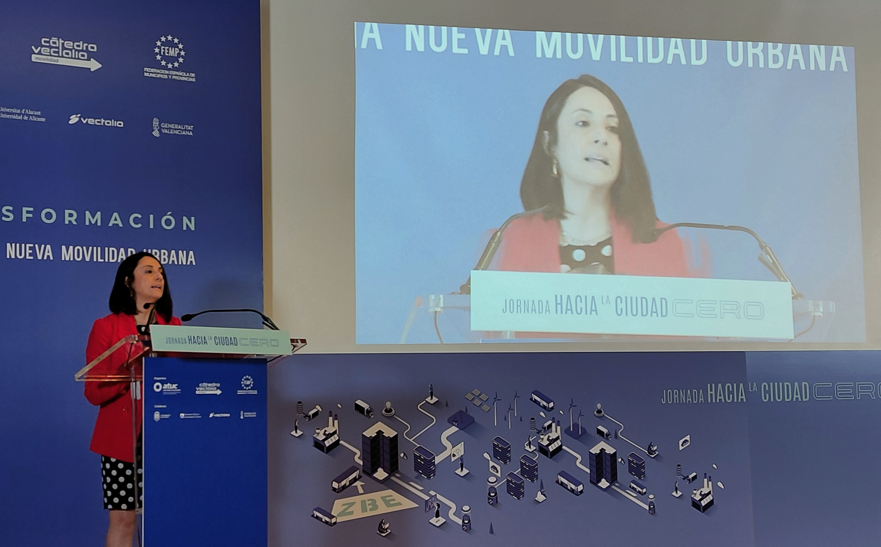 La consellera de Política Territorial, Obras Públicas y Movilidad, Rebeca Torró, durante la apertura de las jornadas 'Hacia la ciudad cero' organizadas en Alicante. - 
