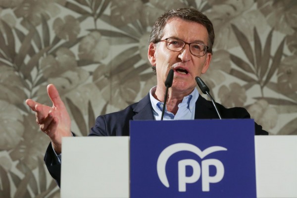 Feijóo pide recuperar la deducción por vivienda y que la banca ayude a pagar las hipotecas