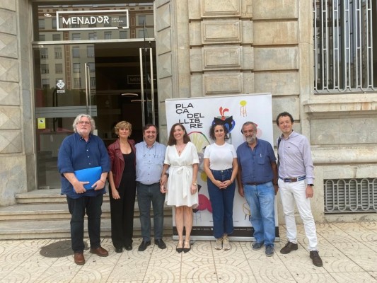 La Plaça del Llibre inunda Castelló de literatura amb més de 1.500 títols i 30 activitats