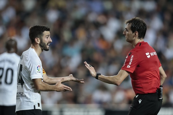 El Elche solo ha ganado un partido de once con el árbitro bilbaíno Ricardo De Burgos Bengoetxea