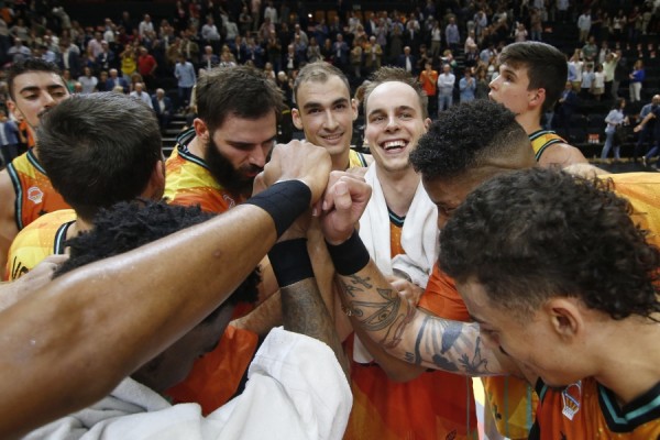 El Valencia examina la solidez de su defensa en la pista del ofensivo Olympiacos