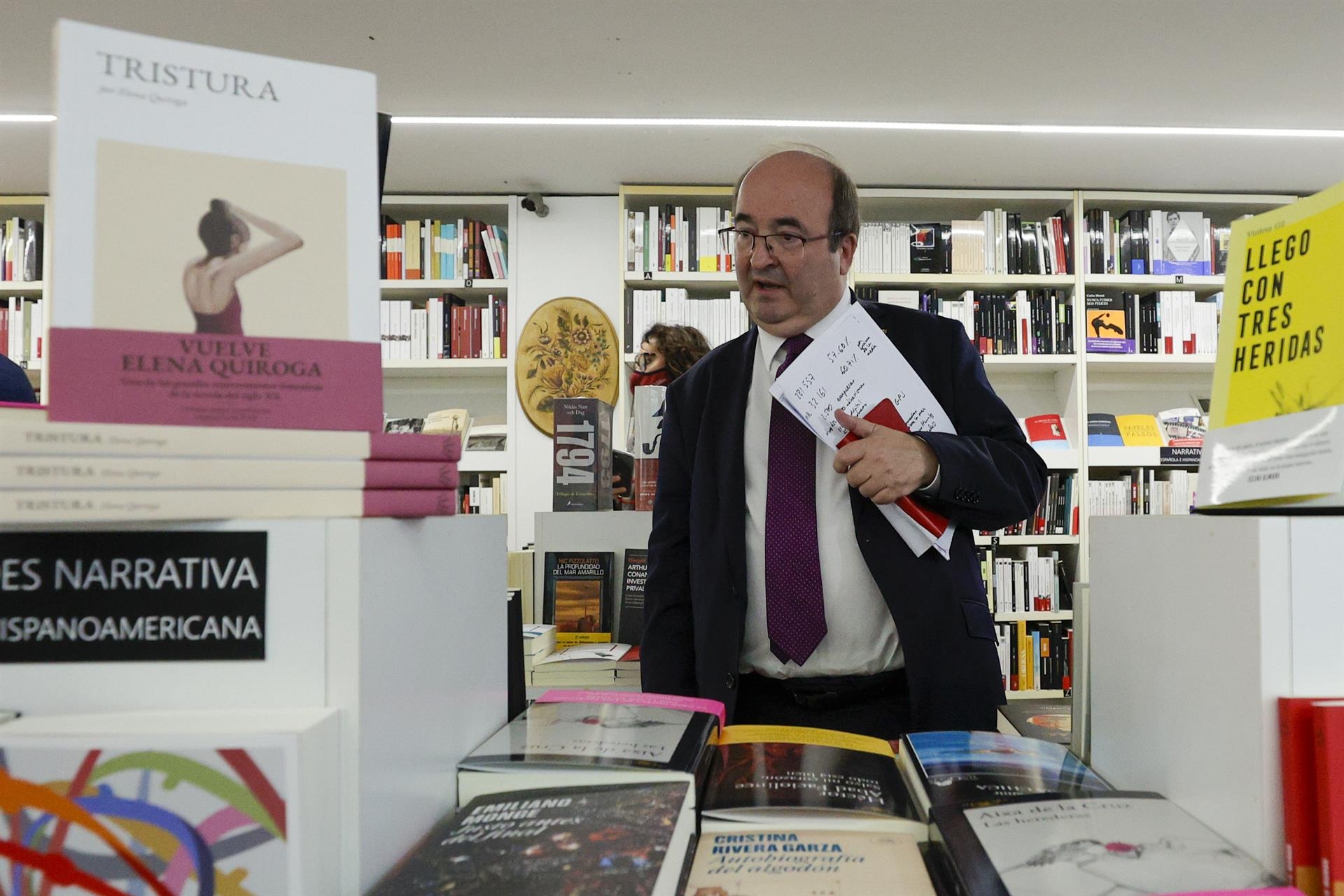 El ministro de Cultura, Miquel Iceta, en la librería Ramón Llul, en Valencia, donde se ha reunido con representantes del sector cultural para informarles del desarrollo del Estatuto del Artista. Foto: EFE/ Manuel Bruque - 