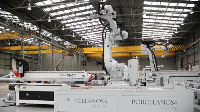 Porcelanosa adapta la fabricación de automóviles al azulejo para dar el salto en baños modulares
